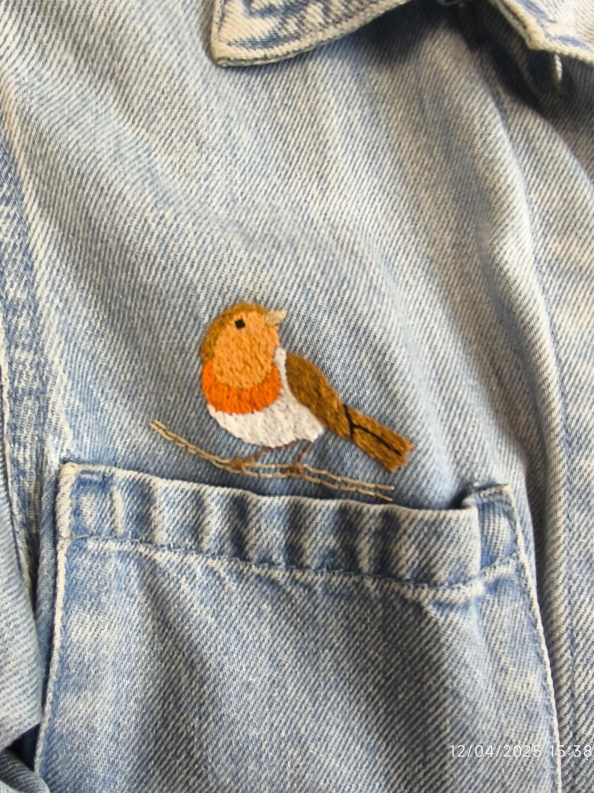 Rouge-gorge brodé sur une veste en jean