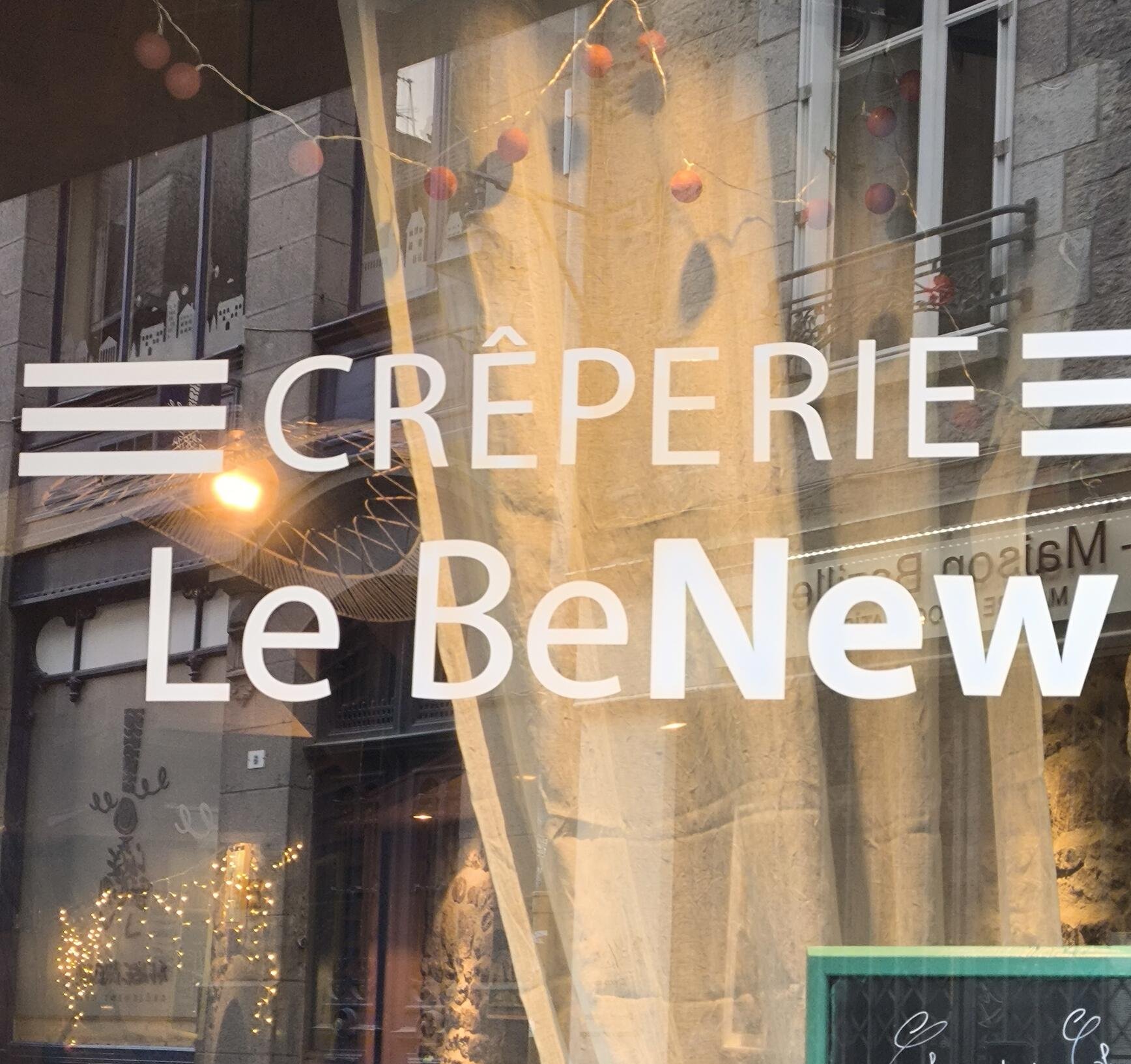 Façade d'une crêperie nommée le "Be New"