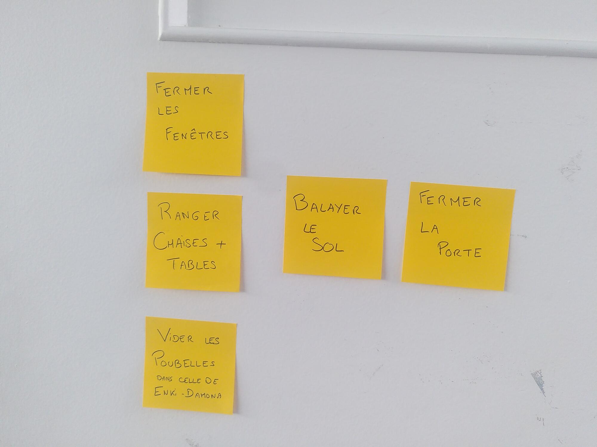 Post-it sur lesquels il est inscrit : Fermer les fenêtres, Ranger les chaises + tables, Balayer le sol, Fermer la porte, Vider les poubelles